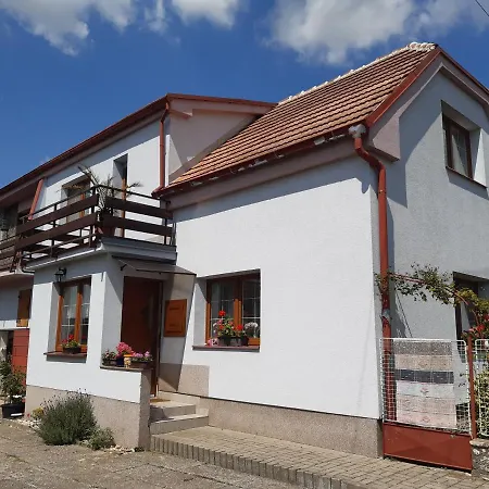 Apartman V Rodinnem Dome * Detenice